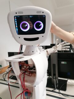 Zum Artikel "Besuch von Pib dem Roboter am Hans-Sachs-Gymnasium Nürnberg"