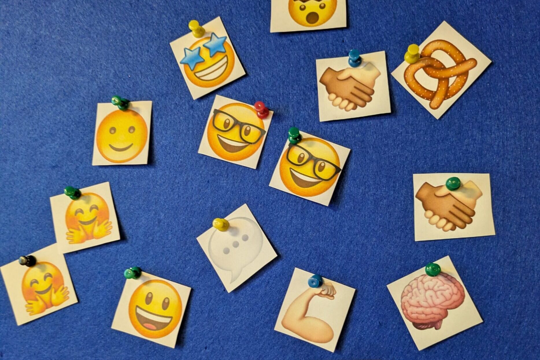 Pinnwand mit verschiedenen angepinnten Emojis.